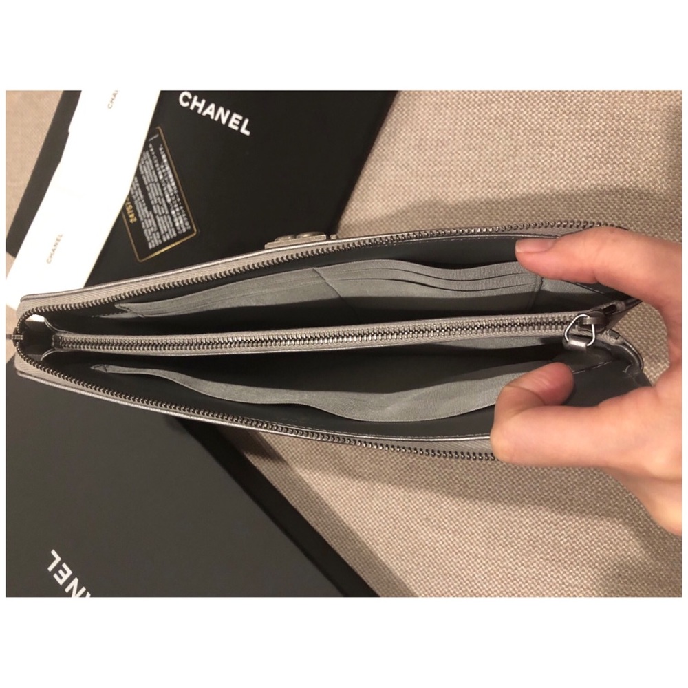 SOLD 2018 Chanel Boy Clutch Caviar SHW - Picture 6 of 8